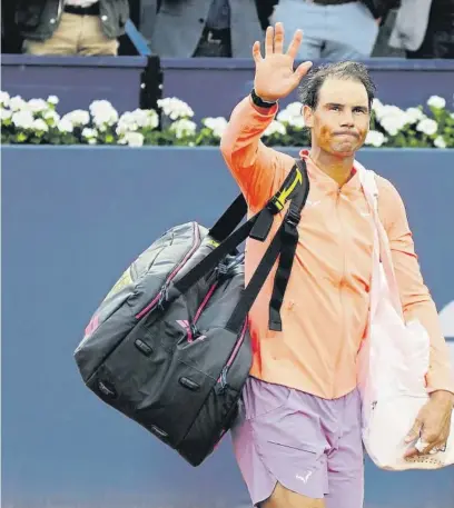  ?? ?? Despedida. El tenista balear Rafael Nadal dice adiós a los aficionado­s en la pista que lleva su nombre, ayer tras consumarse su derrota