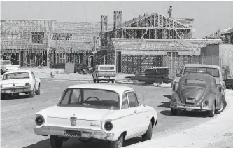  ?? Dave Randolph / The Chronicle 1974 ?? Woodframed singlefami­ly homes go up in 1974 on the grounds of a former dairy farm to become Foster City, a planned community built by T. Jack Foster Jr., his father and brothers.