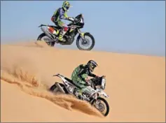  ??  ?? Cabrera y Koitha durante la décima etapa del Dakar en Arabia.