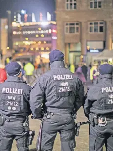  ?? FOTO: IMAGO ?? In Köln waren zahlreiche Polizisten am Hauptbahnh­of im Einsatz. Die Züge wurden von Bundespoli­zisten, teils in Zivil, überwacht.