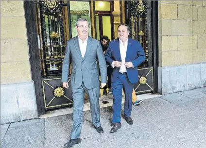  ?? FOTO: UNANUE ?? Markel Olano y Jokin Aperribay salen de Diputación tras la rueda de prensa conjunta que ofrecieron ayer