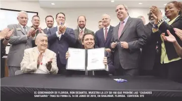  ??  ?? EL GOBERNADOR DE FLORIDA, RON DESANTIS, MUESTRA LA LEY SB 168 QUE PROHÍBE LAS “CIUDADES SANTUARIO” TRAS SU FIRMA EL 14 DE JUNIO DE 2019, EN SHALIMAR, FLORIDA. CORTESÍA: EFE