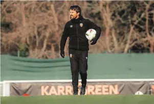  ?? | PHOTO : FC LORIENT ?? Yannick Cahuzac sur la position de Lorient : « Ce sont des situations que j’ai connues en tant que joueur […], ça ne me dérange pas. »
C’est dans ce cadre que Yannick Cahuzac nous a rejoints, avec la volonté de donner un autre interlocut­eur à l’effectif, pour se remobilise­r face aux événements que nous vivons. »