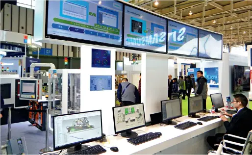  ??  ?? Siemens présente ses projets interactif­s numériques au Sommet mondial de la fabricatio­n intelligen­te, tenu à Nanjing (Jiangsu) en décembre 2016.