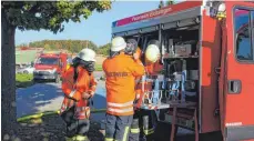  ?? FOTO: PRIVAT ?? Die Feuerwehre­n aus Eichstegen und aus Ebenweiler arbeiten bei der Jahreshaup­tübung zusammen.
