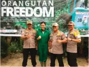  ?? KALTENG POS ?? PEDULI: Sophia Latjuba (dua dari kiri) bersama tim dari Polda Kalteng ikut melepaslia­rkan empat orangutan ke Taman Nasional Bukit Baka Bukit Raya, Kabupaten Katingan, kemarin.