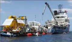  ?? (Photo AFP) ?? La barge est amarrée au remorqueur « Pionnier » de la Marine nationale.