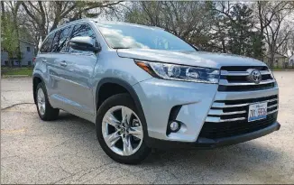  ?? CHICAGO TRIBUNE ROBERT DUFFER/ ?? The 2017 Toyota Highlander in Limited trim gets a mid-cycle refresh featuring a broader, taller trapezoid grille and an updated 3.5-liter direct injection V6 engine boosting power and efficiency.
