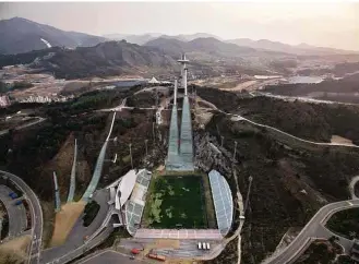  ??  ?? Instalação no resort Alpensia que receberá as provas de esqui nos Jogos de PyeongChan­g