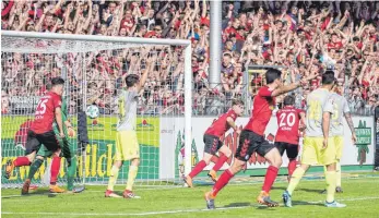  ?? FOTOS (2): IMAGO ?? Entscheidu­ng in der Nachspielz­eit: Lucas Höler (3. von li.) trifft zum 3:2 für Freiburg.