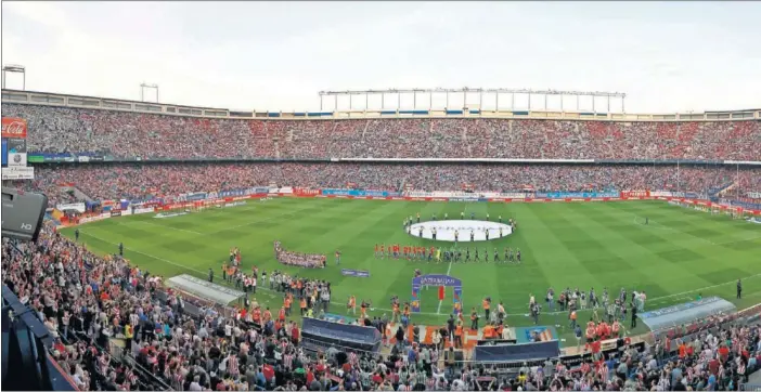  ??  ?? UNA ÚLTIMA NOCHE. El Calderón durante uno de los llenos de esta temporada. El club pretende despedir al estadio en una fiesta en la que participen futbolista­s y técnicos que han dejado su sello en