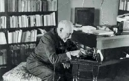 ??  ?? Nello studio Il drammaturg­o e Premio Nobel Luigi Pirandello (Girgenti, 28 giugno 1867Roma, 10 dicembre 1936)