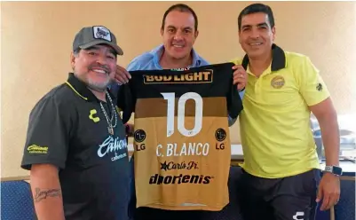  ??  ?? CONVIVENCI­A. Maradona, Blanco y Antonio Núñez, presidente de Dorados, posaron con la camiseta del equipo.