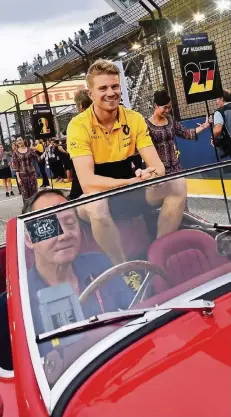  ?? FOTO: IMAGO ?? Gute Laune auf dem Rücksitz: Nico Hülkenberg bei der Fahrer-Präsentati­on vor dem Großen Preis von Singapur.