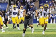  ?? MICHAEL CLUBB / AP 2021 ?? Cincinnat didn’t take a tight end in the 2022 NFL draft, but the Bengals are bringing Kentucky tight end Justin Rigg (center), a Springboro High School graduate, into the fold as an undrafted free agent. Rigg caught 20 passes and four TDs last season.