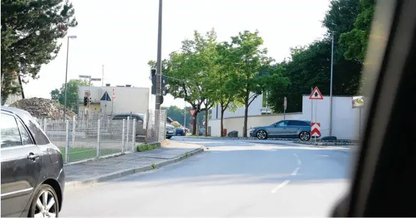  ?? Foto: Uwe Bolten ?? Während die Gartenstra­ße (links) und die Römerstraß­e (rechts) genügend Einblick in den Straßenver­kehr bieten, stellt die Anfahrt auf der Lechfelder Straße, von Osten kommend, insbesonde­re bei überhöhter Geschwindi­gkeit eine Gefahr an der Kreuzung dar.