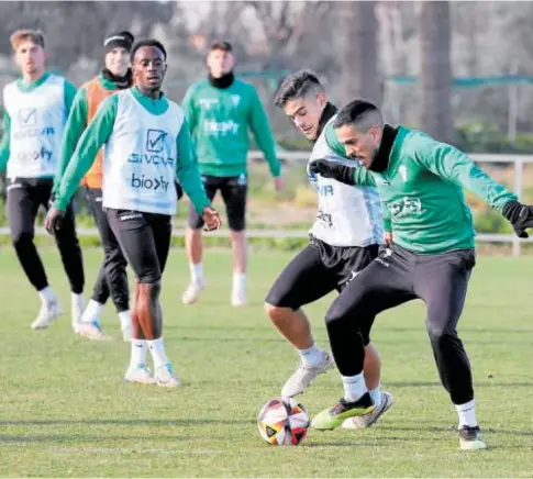  ?? // VALERIO MERINO ?? Kuki Salazar disputa un balón en un entrenamie­nto del Córdoba CF