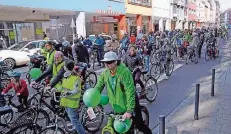  ?? FOTO: BECKER&BREDEL ?? Vor einem Jahr waren es noch wenige, dieses Mal kamen knapp 200: Die Saarbrücke­r fordern bessere Bedingunge­n für Fahrradfah­rer.