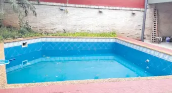  ??  ?? Hasta piscina tiene el domicilio que quedó para Garcete.