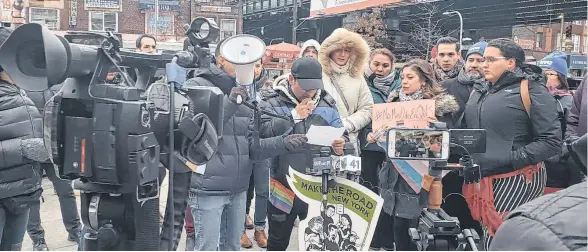  ?? /MRNY ?? Activistas durante la rueda de prensa donde denunciaro­n el ataque de odio contra el ecuatorian­o.