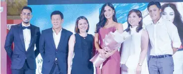  ??  ?? New Century Tuna endorser Pia Wurtzbach with (from left) Sam YG; Greg Banzon, VP and GM of Century Pacific Food, Inc.; Cheska Sebial, product manager, Gela GamboaPecs­on, marketing manager; and Noel Lazaro, Sr. product manager for Century Tuna.