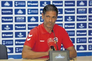  ??  ?? El entrenador del Sabadell, ayer viernes durante su comparecen­cia en rueda de prensa