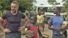  ?? FOTO VRT ?? Tom Waes in OostAfrika: “Dit zijn geen mensen die met open hand zitten te wachten op giften.”