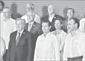 ??  ?? El presidente Enrique Peña Nieto, flanqueado por el secretario general de la OEA, Luis Almagro, y el canciller Luis Videgaray ■ Foto Presidenci­a