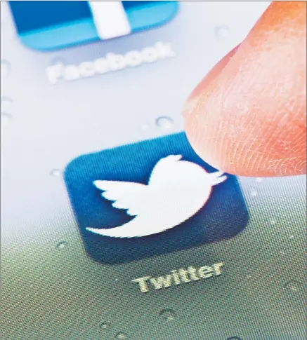  ?? SHUTTERSTO­CK ?? FACEBOOK Y TWITTER. Fueron las plataforma­s para generar debates falsos en las redes sociales.