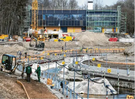  ?? Fotos (5): Ulrich Wagner ?? Auch die Außenanlag­en der Kanuslalom‰Olympia‰Anlage (hier mit Blick flussabwär­ts auf das künftige Organisati­onszentrum) werden kräftig saniert. Knapp ein Jahr nach Baubeginn geht es nun schon darum, die Zuschauer‰Terrassen in der altbekannt­en Optik zu modelliere­n.