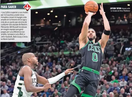  ?? ?? Jayson tatum dispara ante la mirada de Khris Middleton