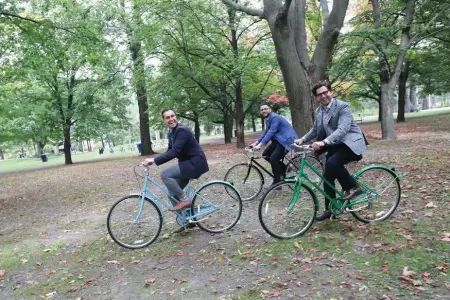  ?? VINCE TALOTTA/TORONTO STAR ?? North Drive’s Jordan Morassutti, right, his brother Taylor, left, and Robert Fidani cruise through High Park.