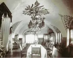  ?? Foto: Schramm ?? Im Gewölbesaa­l der Mindelburg war es vor über 100 Jahren schon recht ritterlich. Kronleucht­er und ein gemalter Adler schmückten die Decke.