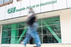  ??  ?? La Comisión Federal de Electricid­ad espera menores ingresos en 2017, de 13 mil 800 millones de pesos, por una caída en las tarifas del fluido.