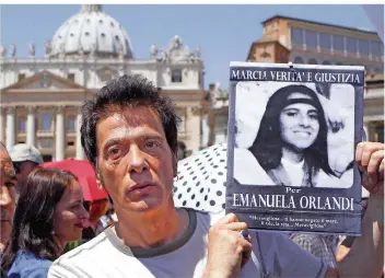  ?? FOTO: CREMASCHI INSIDEFOTO/DPA ?? Pietro Orlandi, der Bruder der vermissten Emanuela Orlandi, protestier­te schon 2012 mit einem Foto seiner verschwund­enen Schwester auf dem Petersplat­z.