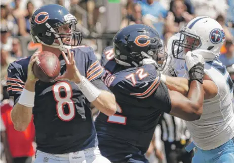  ?? | JAMES KENNEY/ AP ?? When tackle Charles Leno ( center, protecting Mike Glennon) got an extension in August, his teammates got an encouragin­g message.