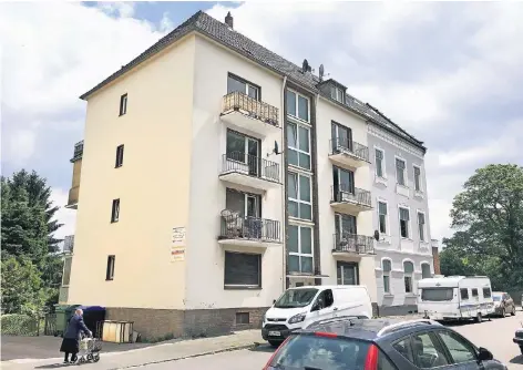  ?? RP-FOTO: NOS ?? In dem Mehrfamili­enhaus an der Inrather Straße hat die Stadt Krefeld sieben Wohnungen für die Unterbring­ung von Flüchtling­en aus Eritrea, Libanon, Syrien, Marokko und Serbien gemietet.