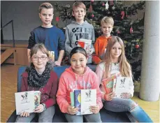  ?? FOTO: BERND BAUR ?? Die sechs Klassensie­ger des Vorlesewet­tbewerbs. Stehend von links: Jonah Schuler, Elias Schmid (Schulsiege­r), Jonas Weber; Sitzend von links: Nadine Bisinger, Katharina Hess, Sara Albert.