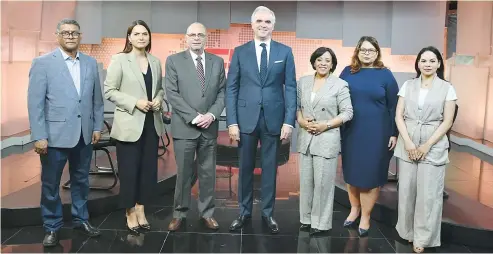  ?? ?? Juan González, Julissa Céspedes, Nelson Rodríguez, Luis Miguel De Camps, Alba Nely Familia, Marie Aristy y Yanessi Espinal.