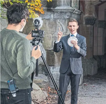  ?? PAT O'MALLEY PHOTOS THE NEW YORK TIMES ?? Alexander Boyce performs a card trick for a Halloween convention that was hosted online by the Magic Castle in Brooklyn, N.Y.