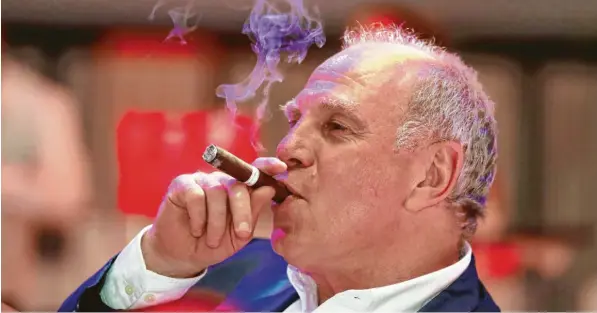  ?? Foto: Witters ?? Uli Hoeneß ist auch Genussmens­ch. Auf Meisterfei­ern gönnt sich der Präsident gerne mal eine Zigarre. So hatte er in den vergangene­n Jahren allerhand Grund zu rauchen. Am Ende dieser Spielzeit allerdings wird der 66-Jährige wohl keinen Grund haben, an der Zigarre zu ziehen.
