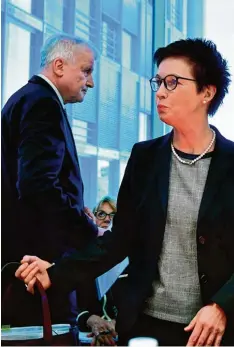  ?? Foto: Tobias Schwarz, afp ?? Im Mittelpunk­t des Interesses: Bamf Chefin Jutta Cordt und ihr Dienstvorg­esetzter, Bundesinne­nminister Horst Seehofer.