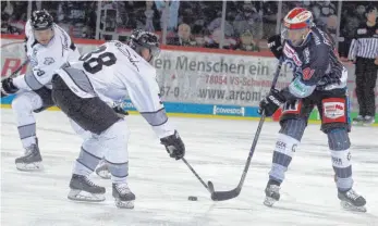  ?? FOTO: DIREVI ?? Für die Wild Wings, unser Bild zeigt Will Acton (rechts) im Zweikampf mit Nichlas Torp, gab es am Sonntag gegen die starken Nürnberger nichts zu holen. Die Schwenning­er verloren 1:4.