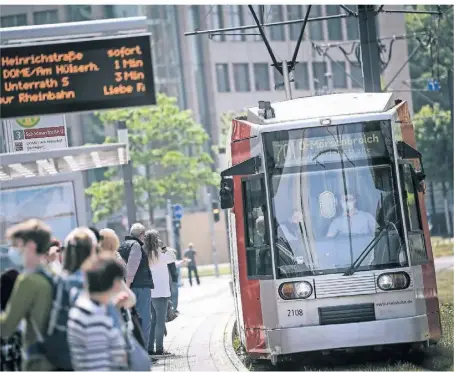  ?? RP-FOTO: ANDREAS BRETZ ?? Ein Zug der Linie 701 bei der Einfahrt in die Haltestell­e „Schadowstr­aße“. Ab dem 1. Juni wird die Monatskart­e bei der Rheinbahn für drei Monate deutlich günstiger.