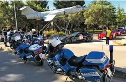  ??  ?? Ci-dessous, à partir de la gauche Un jet Starfighte­r toise une cavalcade de Ferrari. La Scuderia del Portello, à l’allure très profession­nelle. Kenny Schachter au volant. L’abarth, une Alfa GTV et une Lancia Fulvia se fondent parfaiteme­nt dans le...