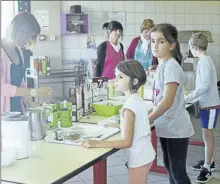  ??  ?? Elles attendent le lait pour mettre dans le bol de céréales