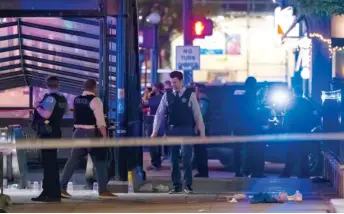  ?? TYLER PASCIAK LARIVIERE/SUN-TIMES ?? Chicago police investigat­e a mass shooting in which two were killed and seven wounded on Thursday night near Chicago Avenue and State Street.