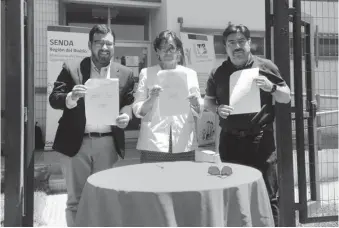  ??  ?? EL ALCALDE JORGE RIVAS, la directora del Ssbiobío, Marta Caro, y el director regional del Senda, Bayron Martínez, exhiben el convenio firmado entre los tres.