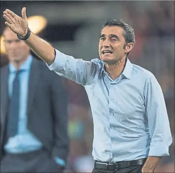  ?? FOTO: PERE PUNTÍ ?? Ernesto Valverde no tuvo un debut soñado en su primer Clásico oficial El técnico, dando instruccio­nes