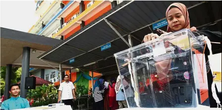  ??  ?? Dry run: Young voters learning about the voting process set up by the Election Commission during the recent voter education programme ‘Generasi Penggerak Demokrasi’ at Selayang Community College in Kuala Lumpur.